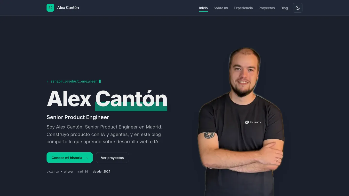 Portada de alexcantongarcia.es: cabecera con navegación, el nombre Alex Cantón en grande, el titular Senior Product Engineer y su retrato